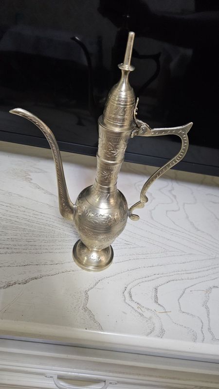Kuvshin sotiladi antikvar xolati ideal latun boyi 30 sm Kuvshin sotiladi antikvar xolati ideal latun boyi 30 sm