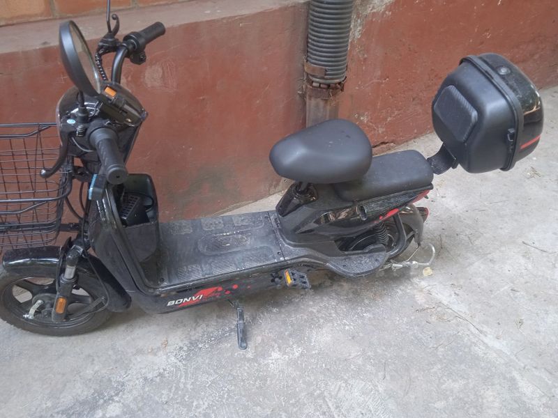 Skuter sotiladi elektro velik Skuter sotiladi elektro velik