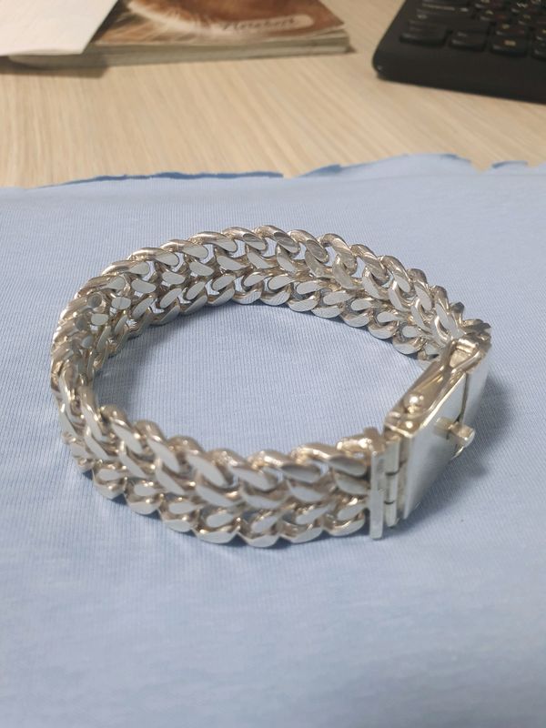 Erkaklar uchun qo'lga braslet 104gr Erkaklar uchun qo'lga braslet 104gr