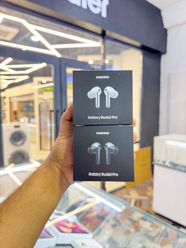 Galaxy buds 3 pro silver white 100% orginal Galaxy buds 3 pro silver white 100% orginal