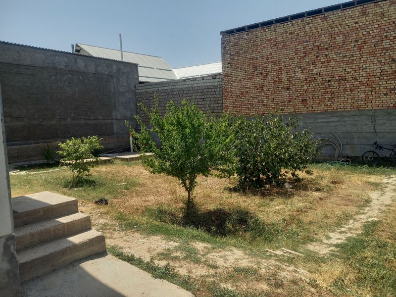 Hovli sotiladi, 5,25 sotix, 3 yashash xona, oshxona, sanuzellar bor. Hovli sotiladi, 5,25 sotix, 3 yashash xona, oshxona, sanuzellar bor.