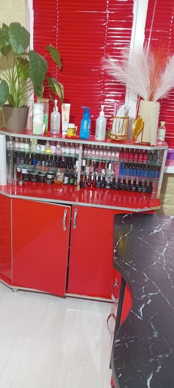 Manikur stoli va shikafii. Yangiday qirilmagan sinmagan