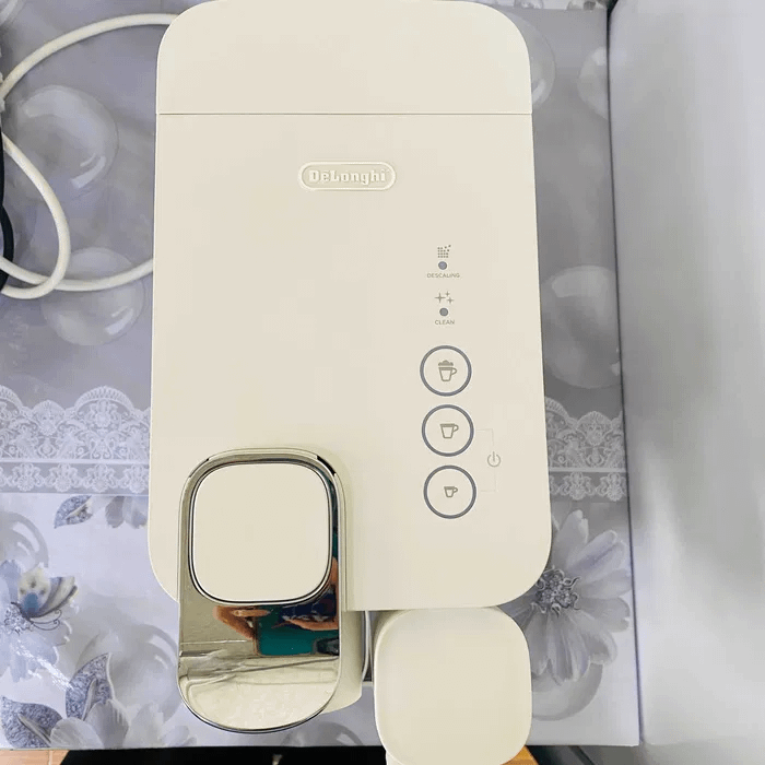Кофемашина Nespresso DeLonghi Lattissima One.
