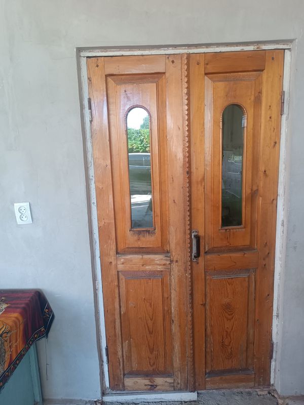 Ikkitabaqali eshik oynasi butun Ikkitabaqali eshik oynasi butun