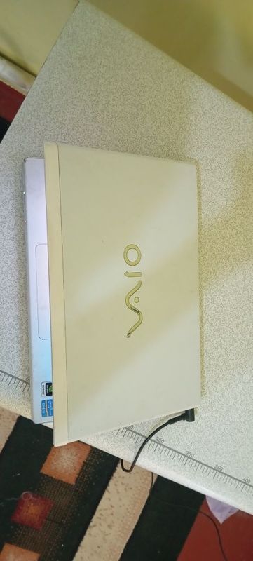 Noutbook Sony sotiladi Noutbook Sony sotiladi