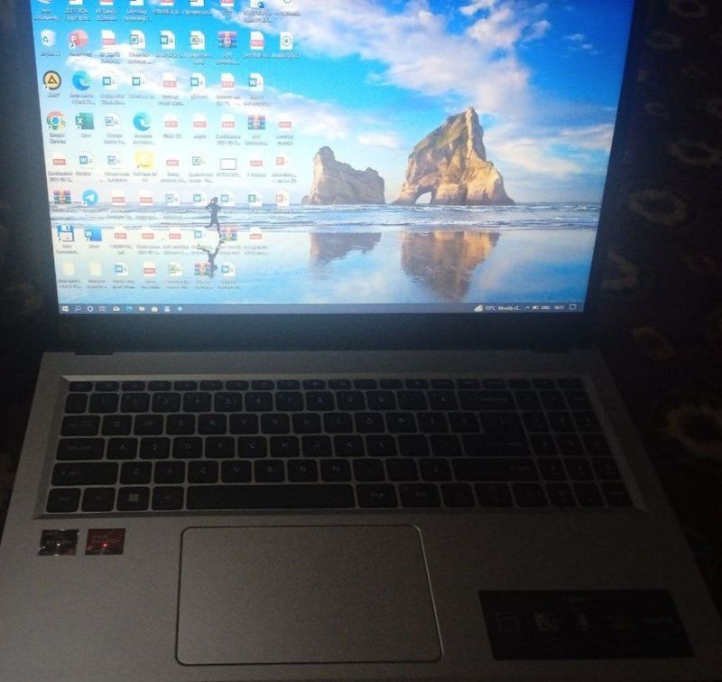 Aspire 3 notebook sotiladi