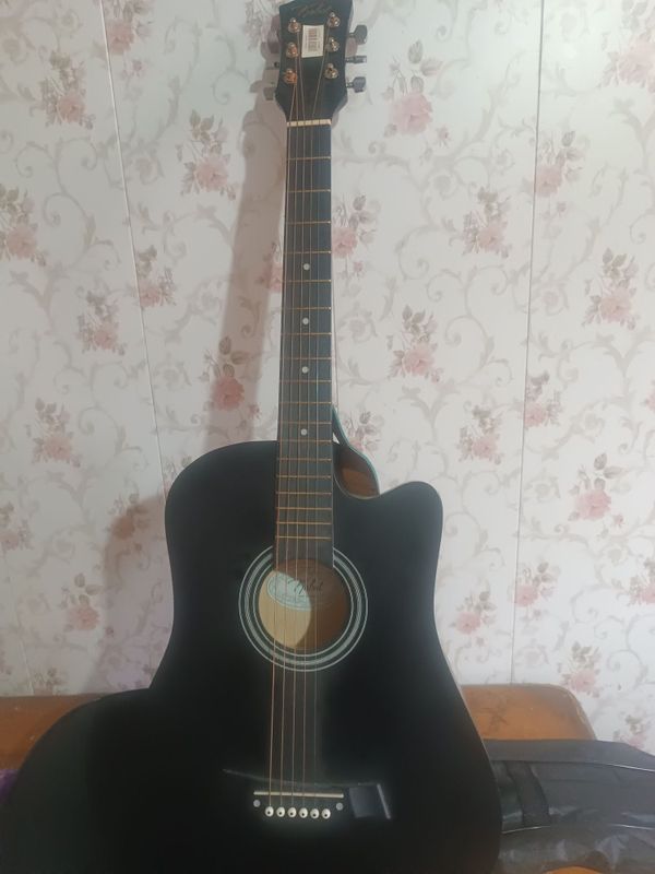 Gitara qora gʻilofi bor Gitara qora gʻilofi bor