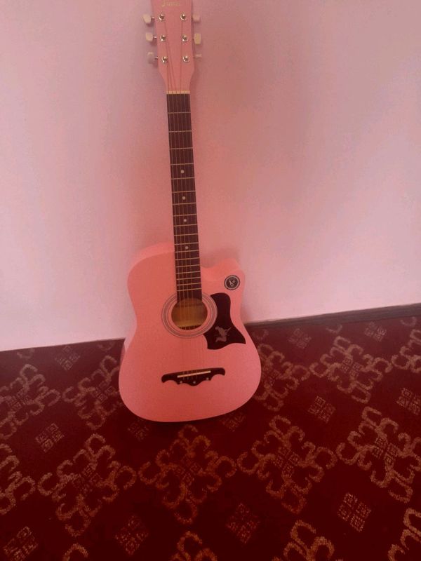Gitara sotiladi narxi 800 ming Gitara sotiladi narxi 800 ming