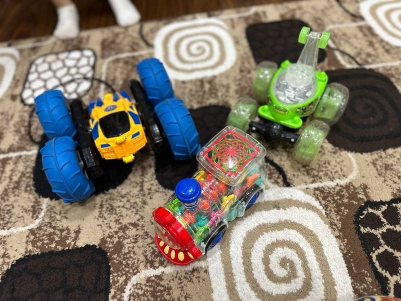Продаю машинки игрались очень аккуратно! Продаю машинки игрались очень аккуратно!