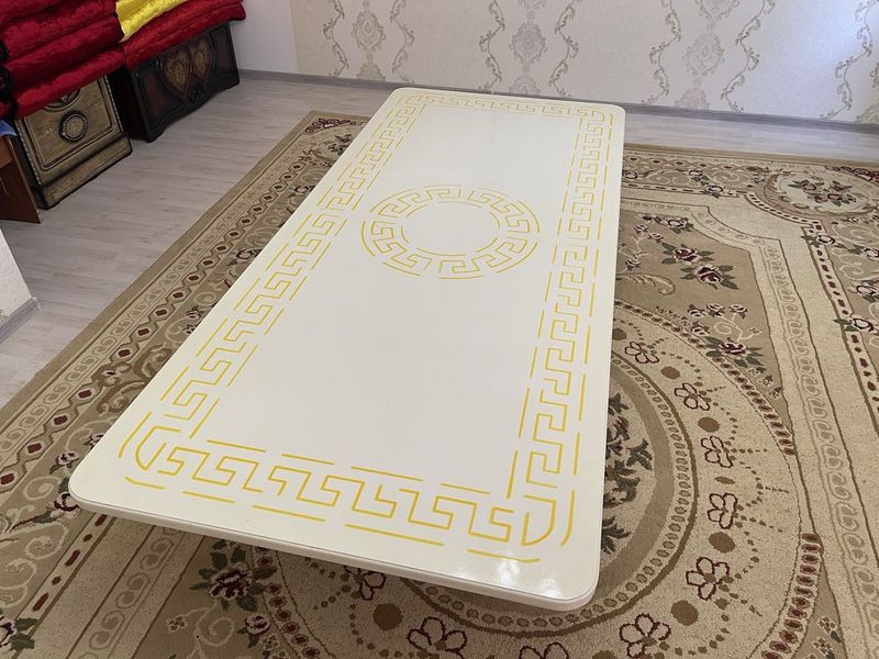 Стол для гостинной