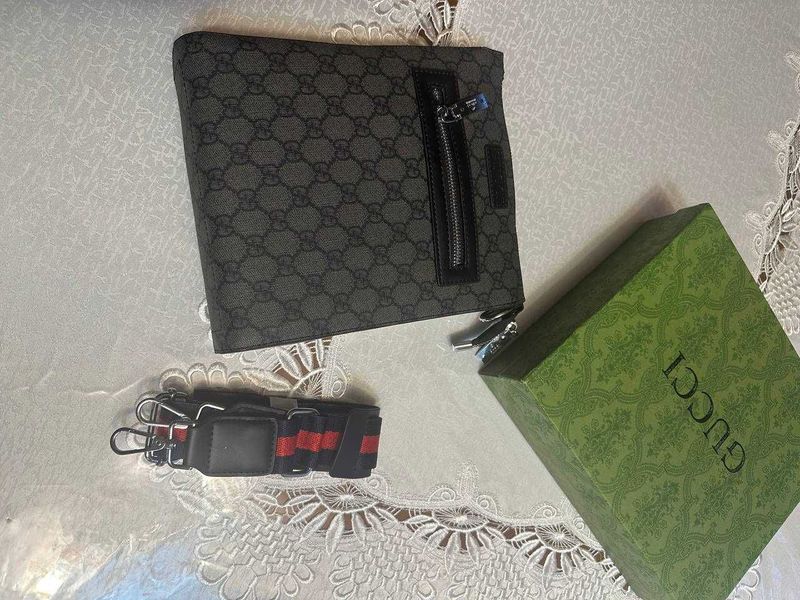 Gucci барсетка состояние новое, не ношенная делаю большую скидку Gucci барсетка состояние новое, не ношенная делаю большую скидку