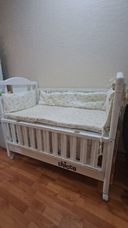 Кроватка детская б/у Chicco (коляска в подарок) Кроватка детская б/у Chicco (коляска в подарок)