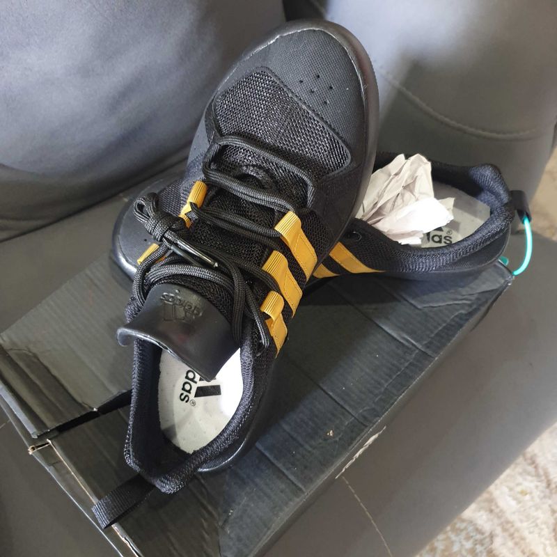 Krossovki adidas