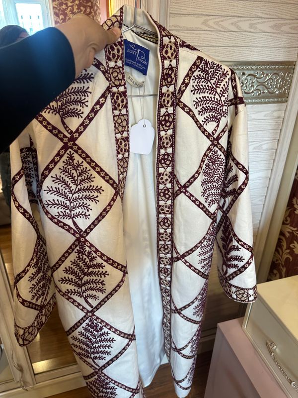 Ruchnoy qol mehnati chopon yengi 650.000 Ruchnoy qol mehnati chopon yengi 650.000