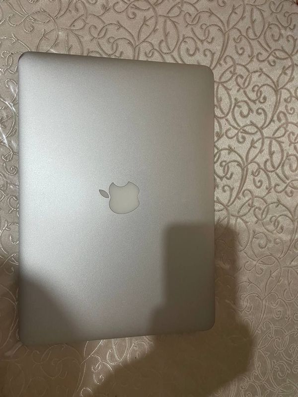 MacBook sotiladi MacBook sotiladi