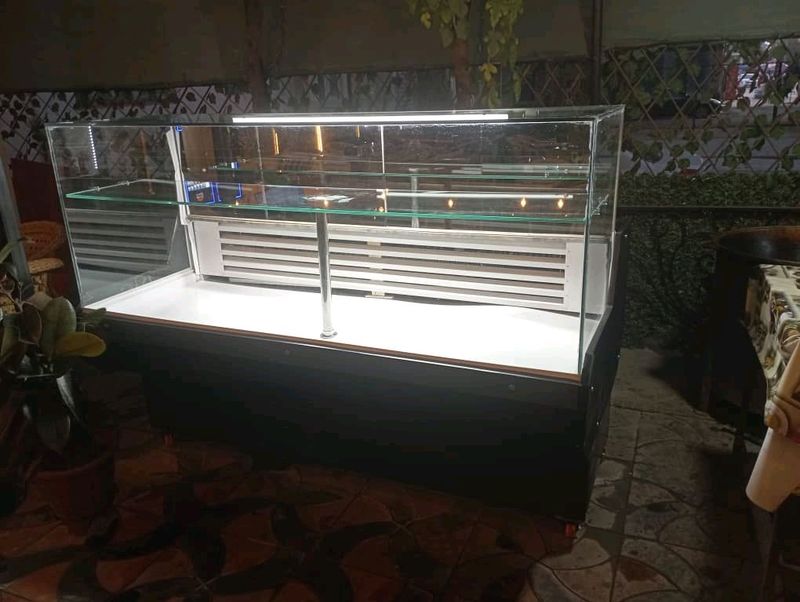 Vitrina xaladenik zakasga qilib keramiz Vitrina xaladenik zakasga qilib keramiz