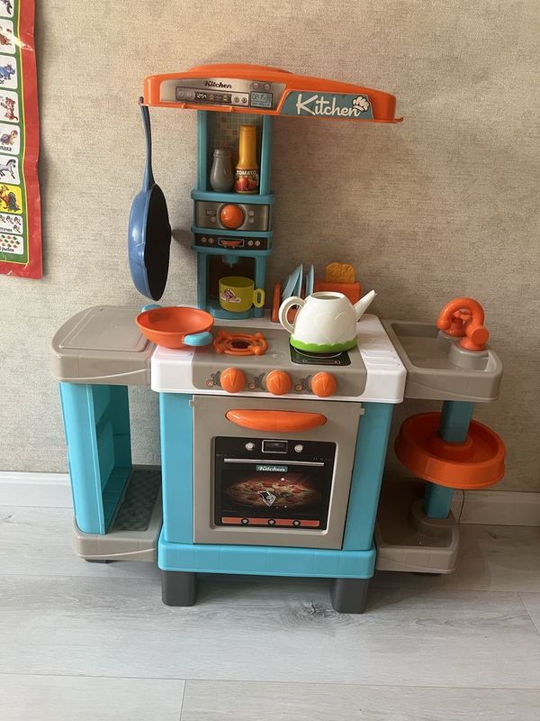 Кухня для игры, аксессуары, овощи и фрукты. Кухня для игры, аксессуары, овощи и фрукты.