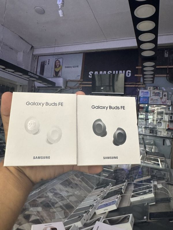 Samsung buts fe black white Samsung buts fe black white