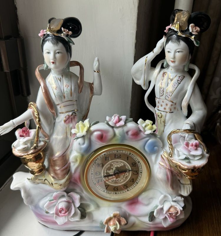Китайскийфарфорчасы"красавицы" Китайскийфарфорчасы"красавицы"