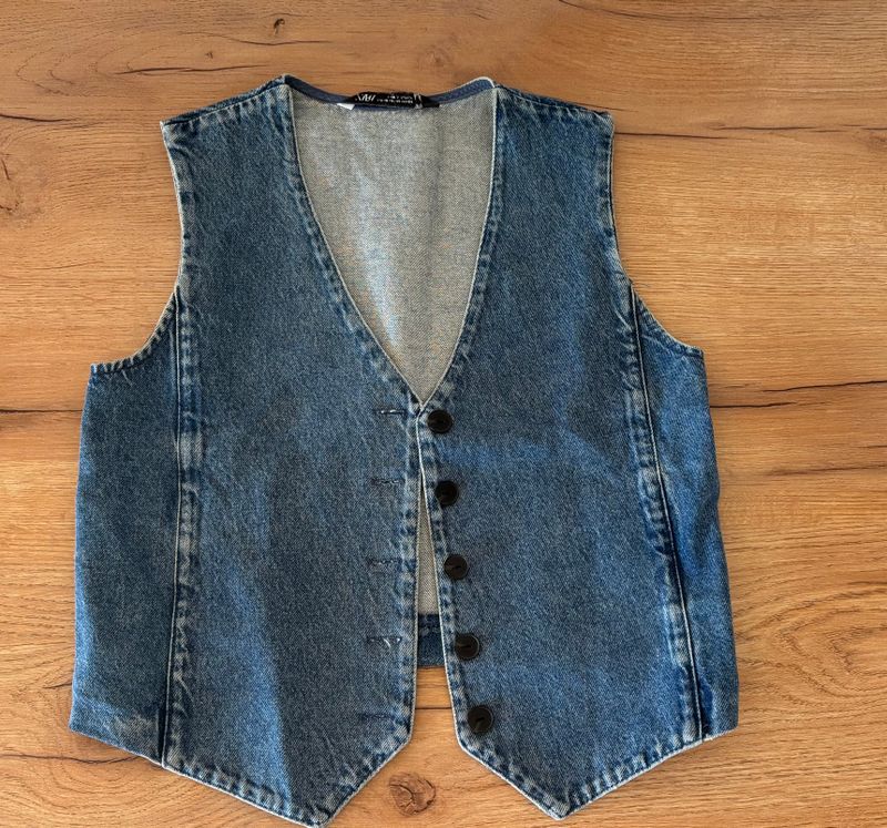 Джинсовая жилетка Zara Джинсовая жилетка Zara