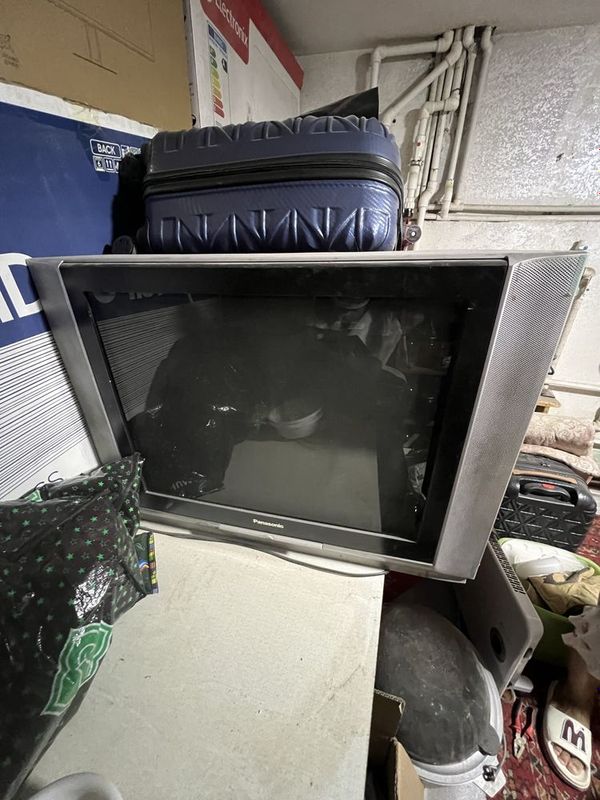televizor bittasi kotta bittasi kichkina televizor bittasi kotta bittasi kichkina