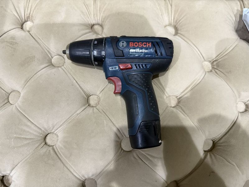 * BOSCH оригинальный маленький шуруповерт * BOSCH оригинальный маленький шуруповерт
