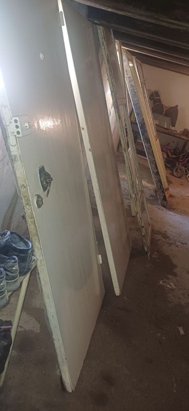 Eshiklar 6 dona Holati yaxshi sunnatiga utib beriladi Eshiklar 6 dona Holati yaxshi sunnatiga utib beriladi