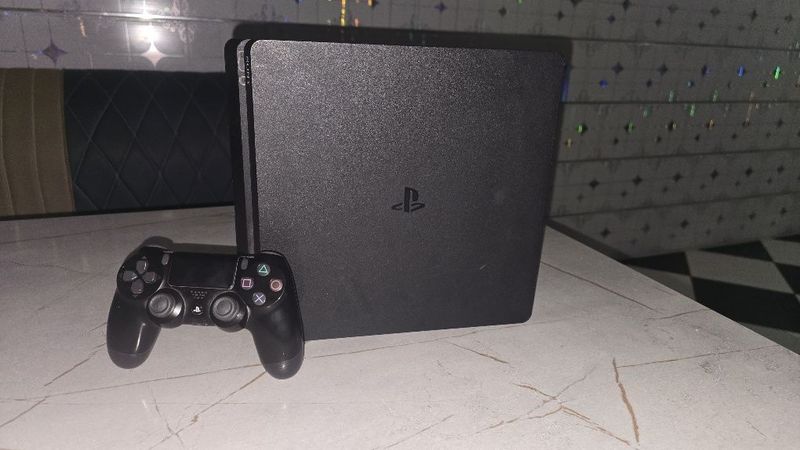 Playstation 4 slim sotiladi Playstation 4 slim sotiladi