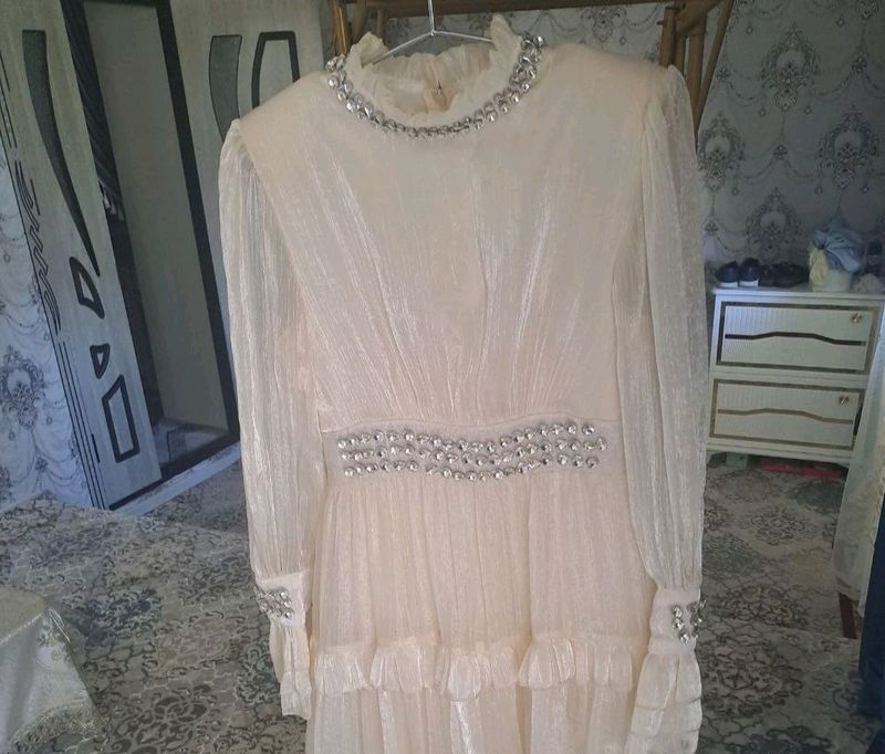 Qaymoq rang vecherniy ko'ylak,  razmer L . 300.000