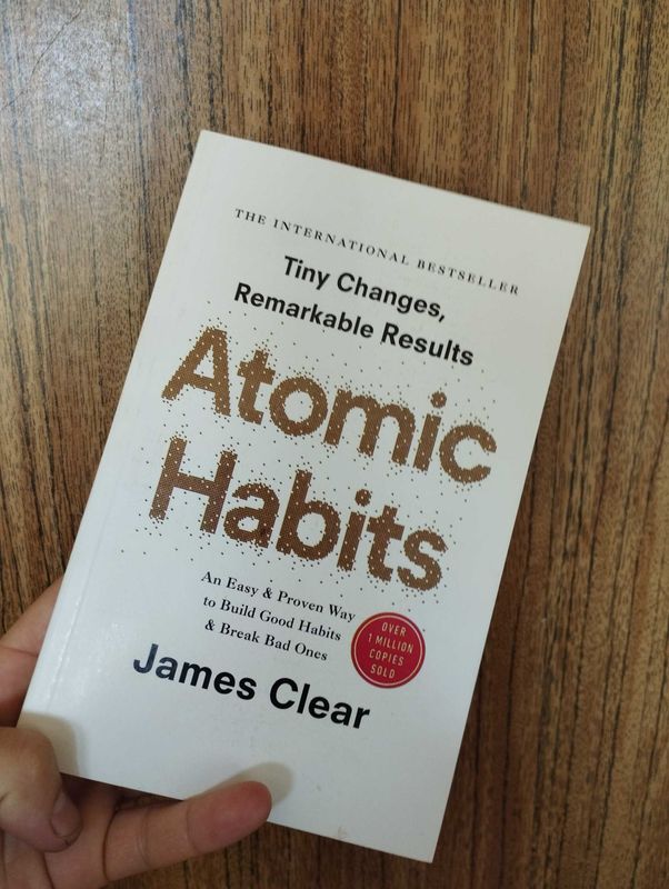 Книга на английском языке Atomic habits Книга на английском языке Atomic habits