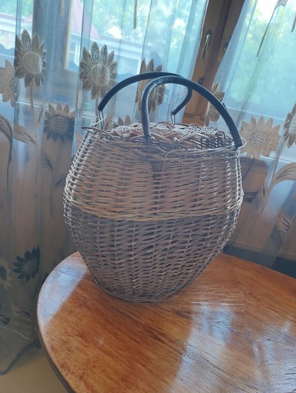 Срочно!Продам плетёную корзинку с крышкой Срочно!Продам плетёную корзинку с крышкой