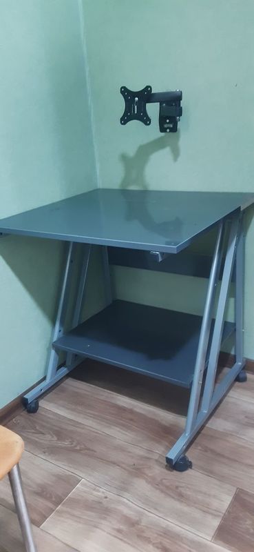 Срочно продаю стол для компьютера и кранштейн Срочно продаю стол для компьютера и кранштейн