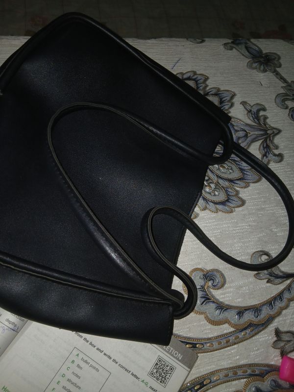 maktab uchun mos keladi  kitob va daftarlar sigaf