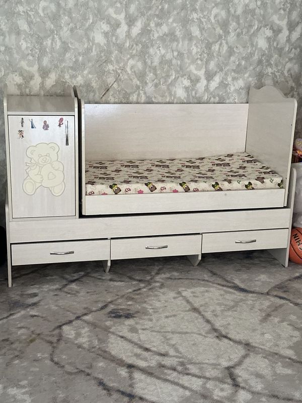 Детский кровать.