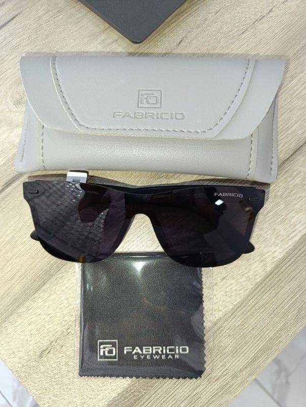 Очки "Fabricio" қуёшга қарши стилние қора рангда. Очки "Fabricio" қуёшга қарши стилние қора рангда.