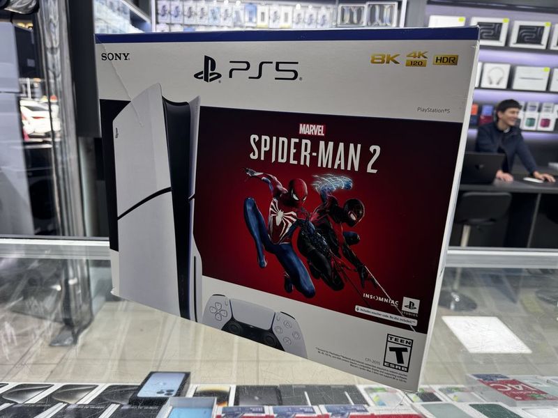 Продам б.у Playstation 5 slim с дисководом и с двумя джойстиками