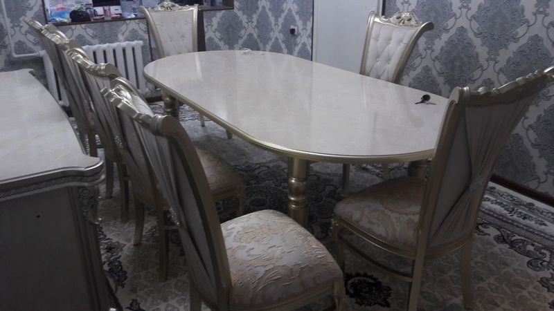 Стол и 10 стульев