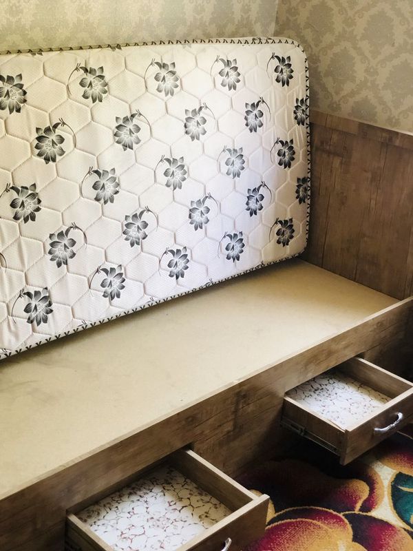 1 kishilik divan xolati yaxshi 1 kishilik divan xolati yaxshi