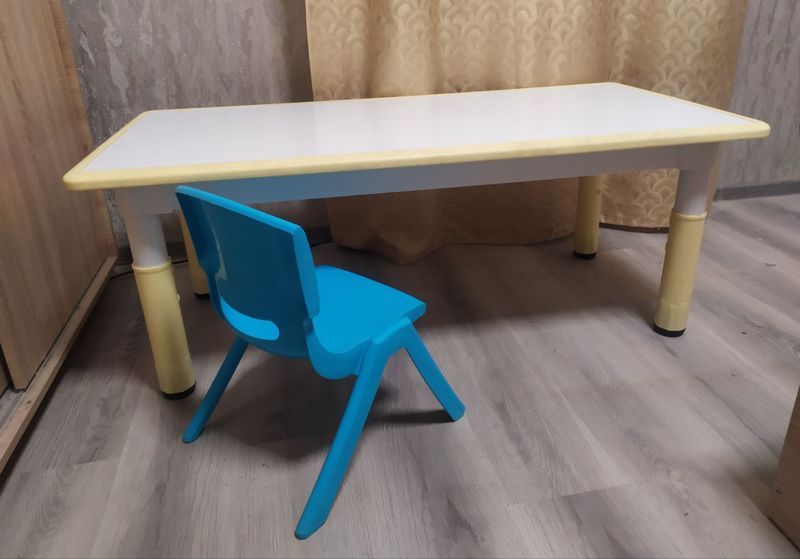 Детский стол со стулом
