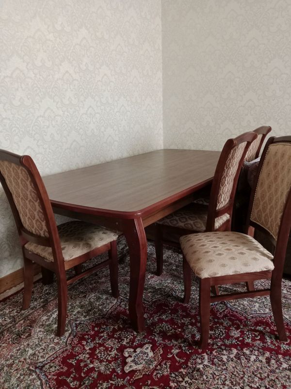 Mehmon xona uchun stol ustul Mehmon xona uchun stol ustul