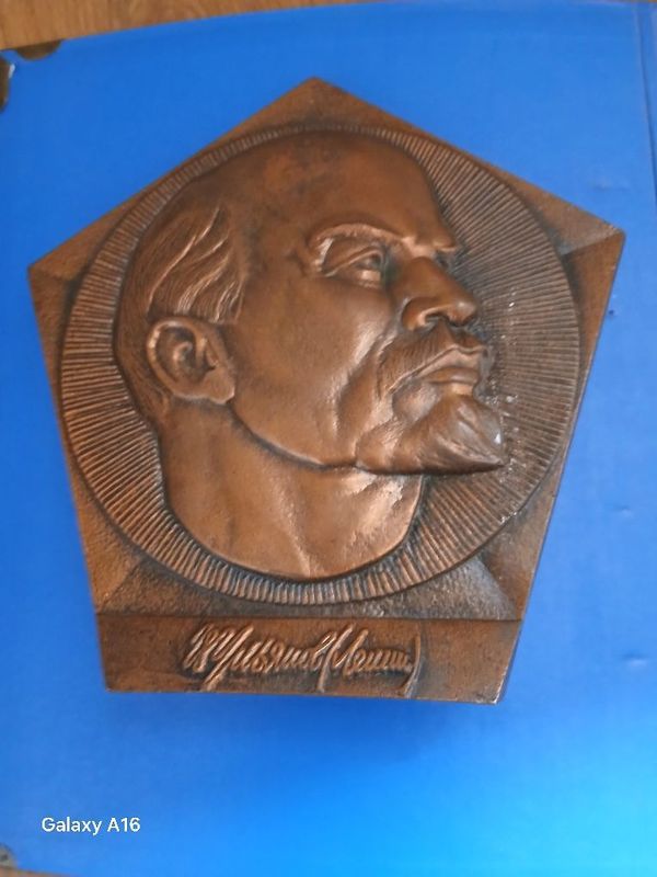 Lenin statuetka yoki byusti holati yaxshi kamchiliklar yŏq antikvar Lenin statuetka yoki byusti holati yaxshi kamchiliklar yŏq antikvar