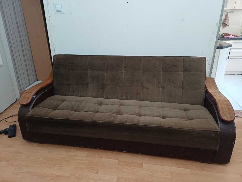 Продам диван с 2 креслами.