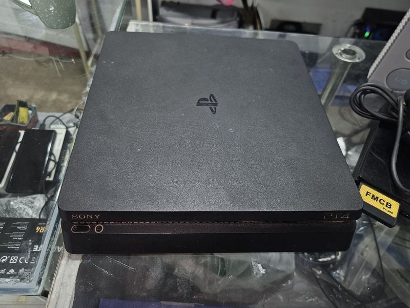 Продается игровой консол Sony Playstation 4 slim 672 Продается игровой консол Sony Playstation 4 slim 672