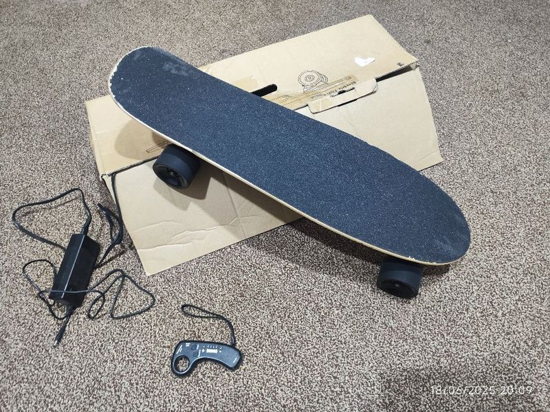 elektron zaryad bilan yuradi Sketboard, longboard, sket