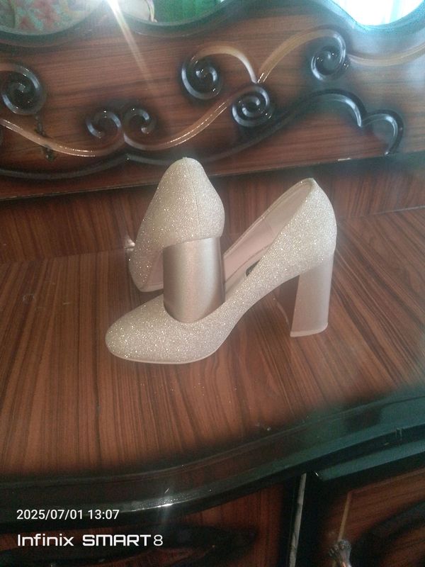 MADOEN SHOES firma