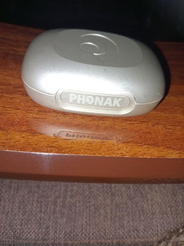 Phonak слухавоц аппарат сотилади