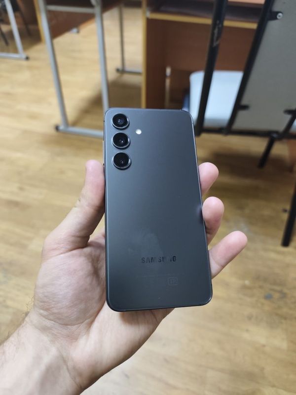 Samsung s24 .