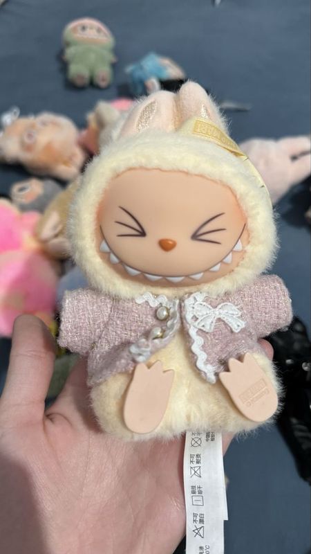 Оригинальные брелки Labubu — с одеждой и без Оригинальные брелки Labubu — с одеждой и без