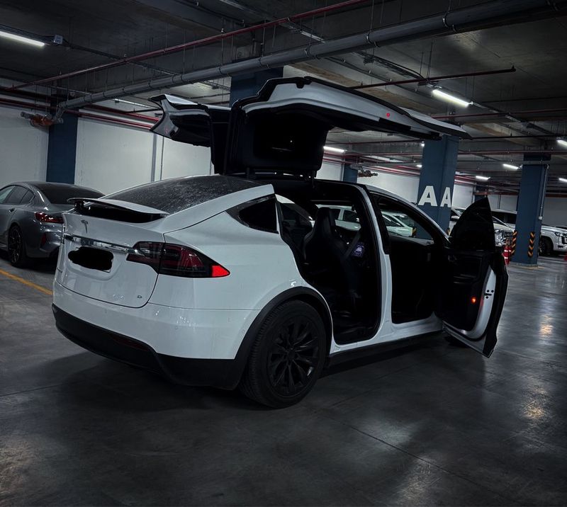 Срочна Tesla Model X