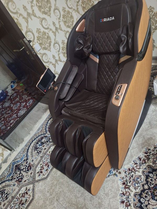 Massaj qiladigan kresla sotiladi Massaj qiladigan kresla sotiladi